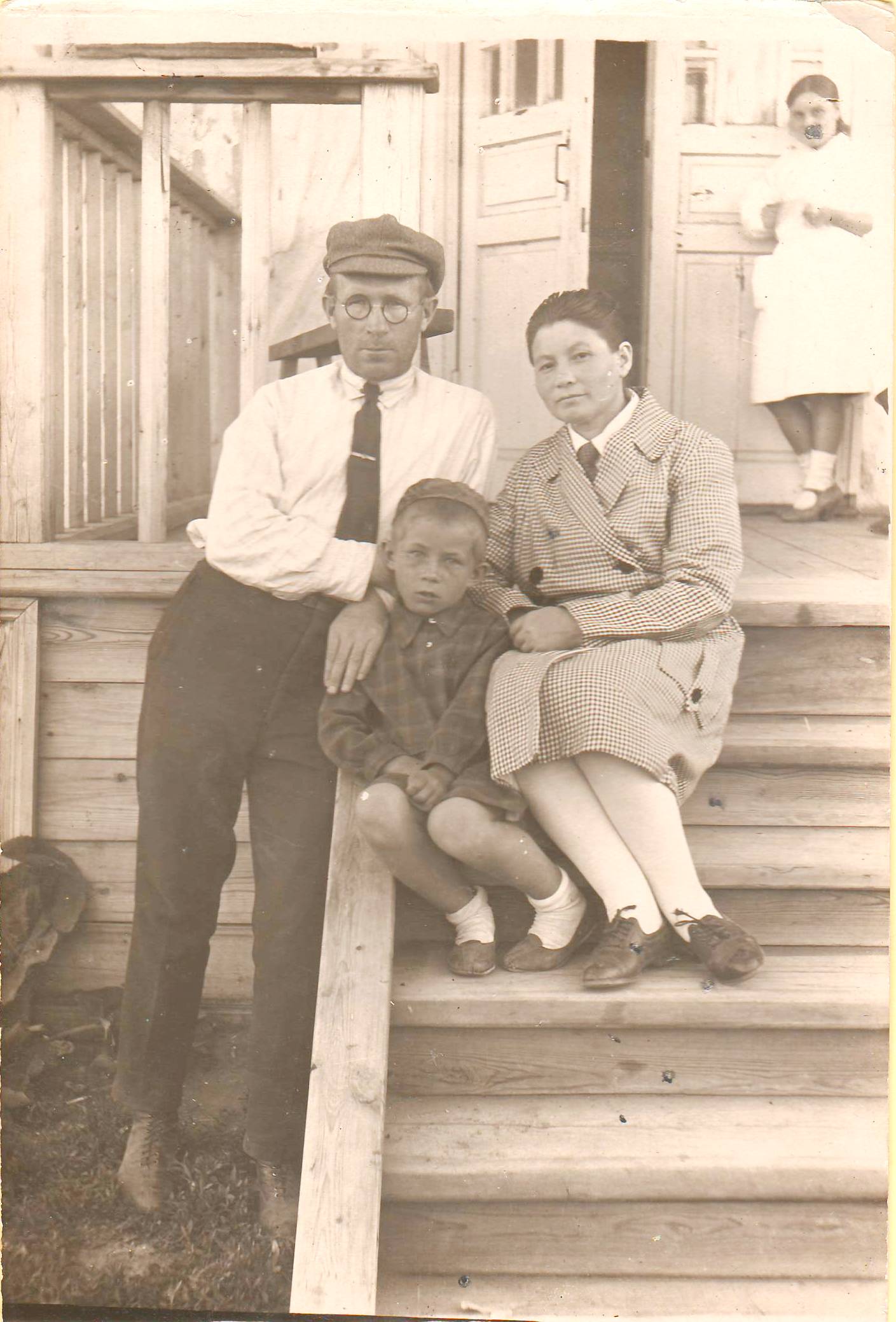 Мария Петровна и Григорий Ильич с дочкой Кинтой. Июнь, 1932 год.