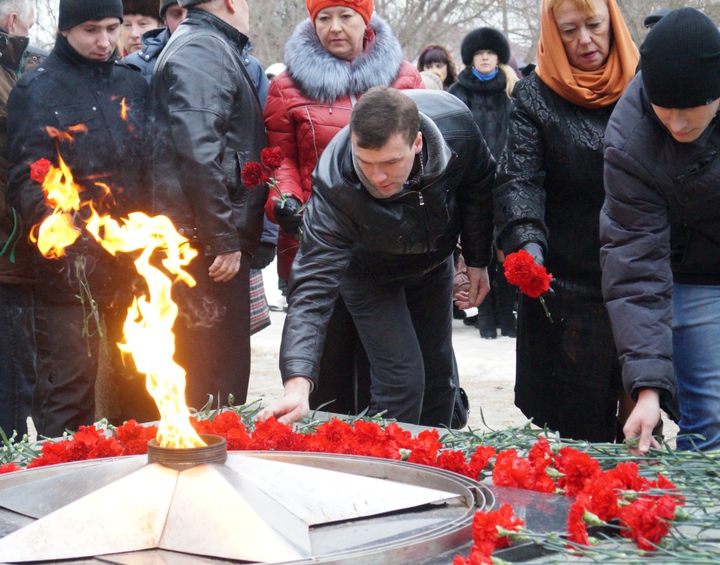 Возложение живых цветов к вечному огню воинского мемориала в память о павших героях.