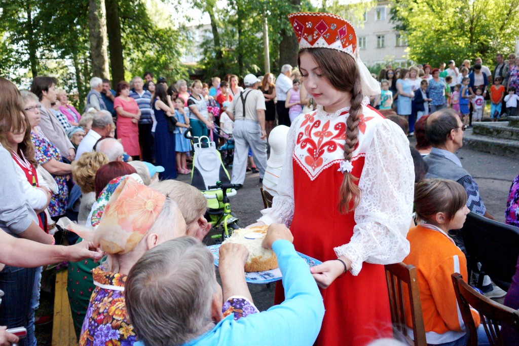 По русскому обычаю жителей и гостей села Каминский приветствуют хлебом-солью. Хлеб символизирует достаток и здоровье. Так будьте  здоровы, живите богато, уважаемые селяне!