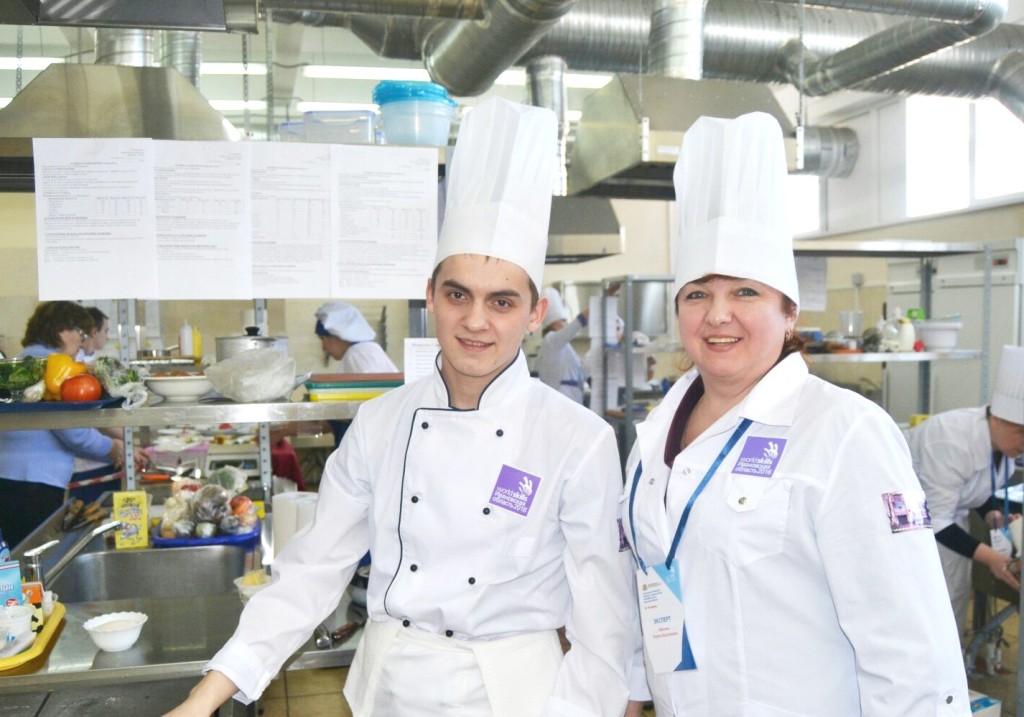 Геннадий Соловьев вместе со своим наставником Мариной Фроловой рад успеху на международном конкурсе профмастерства.