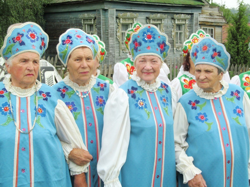 Лидия Анатольевна Шабурина (вторая справа)  в кругу участниц хора ветеранов имени Юрия Елховикова на праздновании Дня села Кощеево.