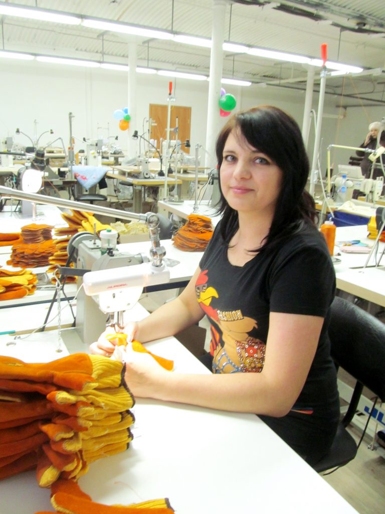 Вот такие симпатичные и проворные работницы трудятся в цехах ООО "Бриз". На снимке: швея Вера Гусева.
