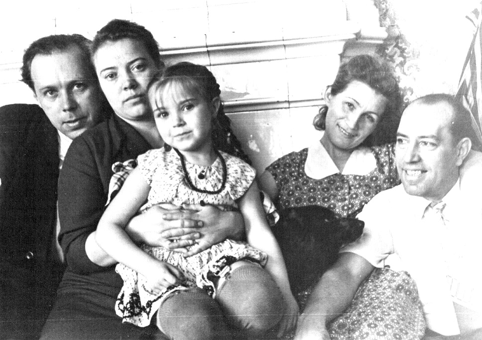 Почти семейное фото: слева - супруги Кротковы с дочкой, справа - родители Наталии Аркадьевны Копытко.