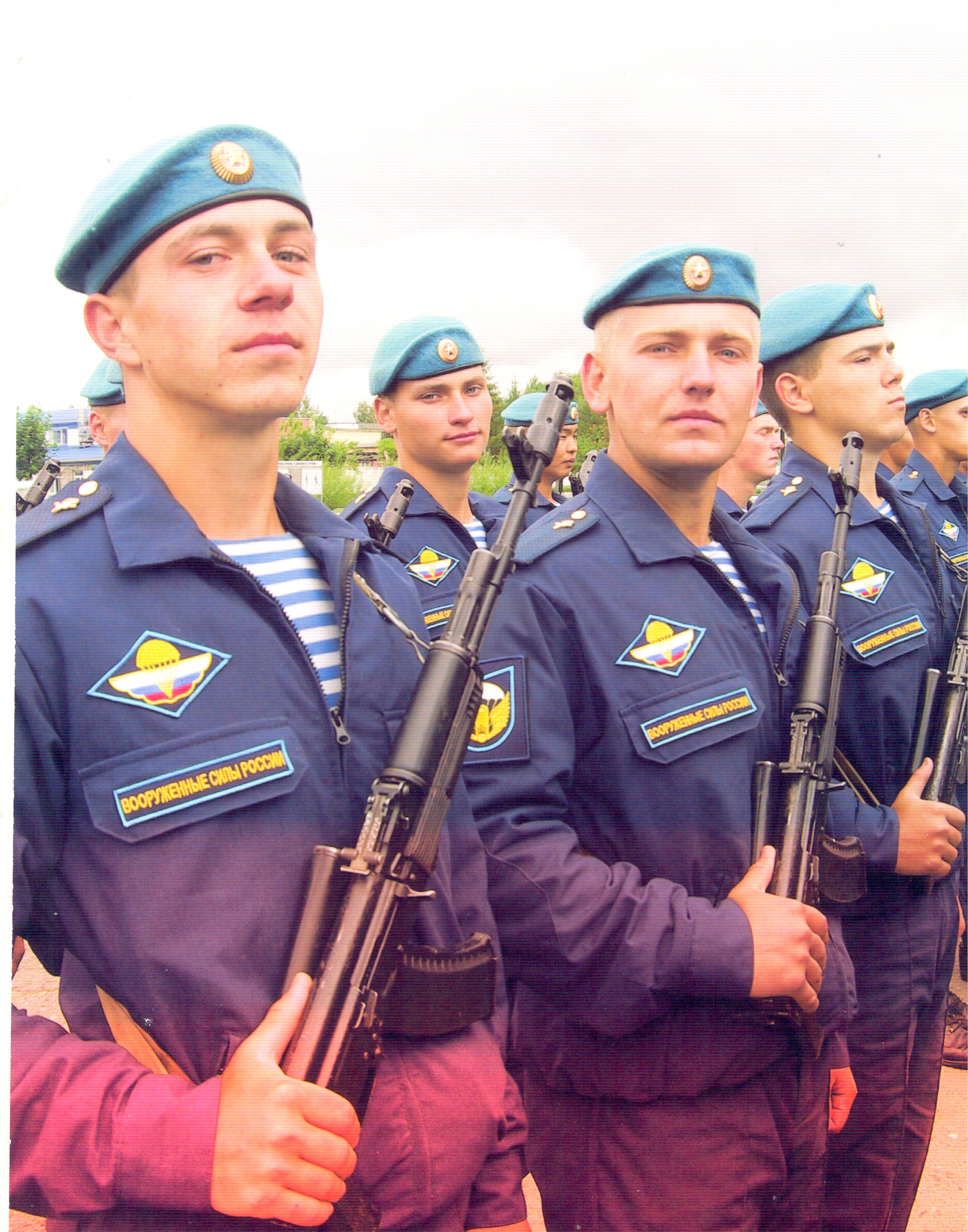 На переднем плане призывник 2017 года Максим Смирнов. Служит в рядах воздушно-десантных войск Российской Армии.