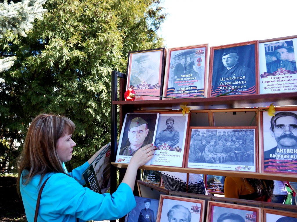 Более 600 портретов фронтовиков было установлено 9 мая на Стене Памяти.