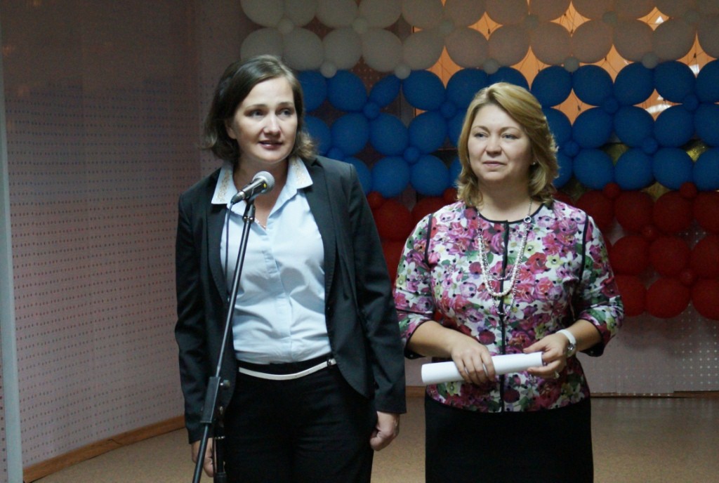 Ирина Сидорина и Ольга Кривцова (у микрофона) поприветствовали многодетные семьи.