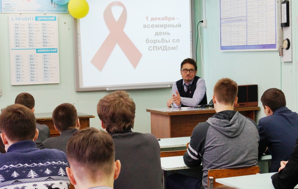 Лекцию проводит главный внештатный специалист департамента здравоохранения Ивановской области Александр Щуренков.