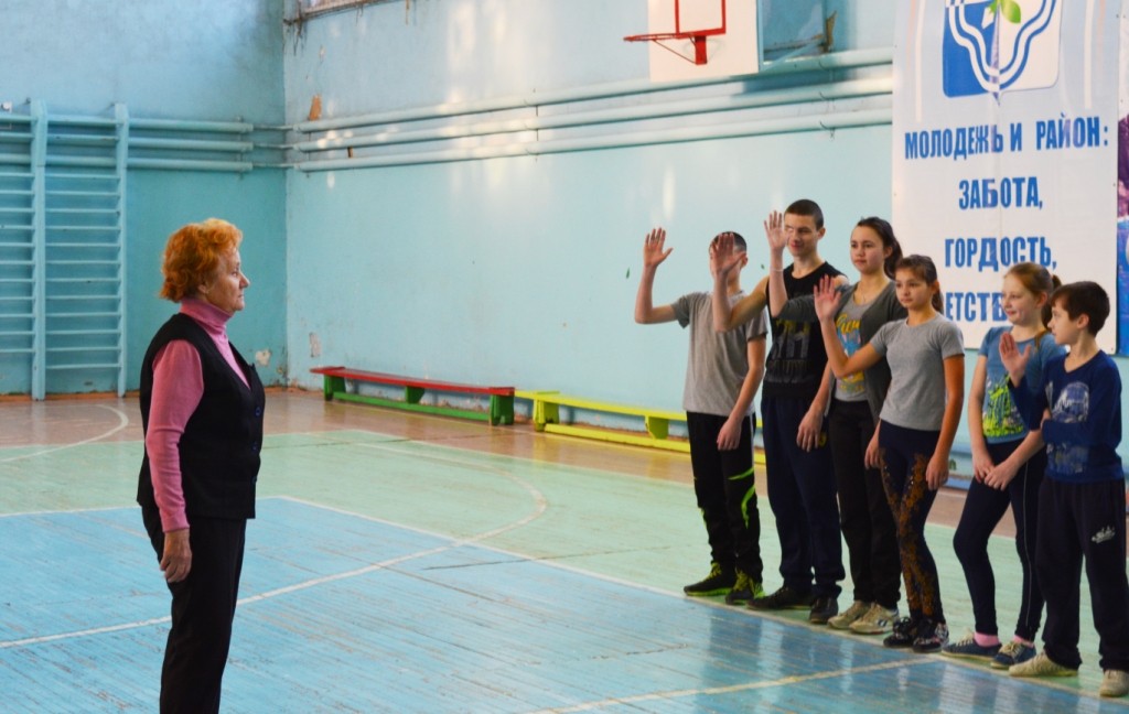 Ветеран родниковского спорта Галина Тартина приветствует участников соревнований.