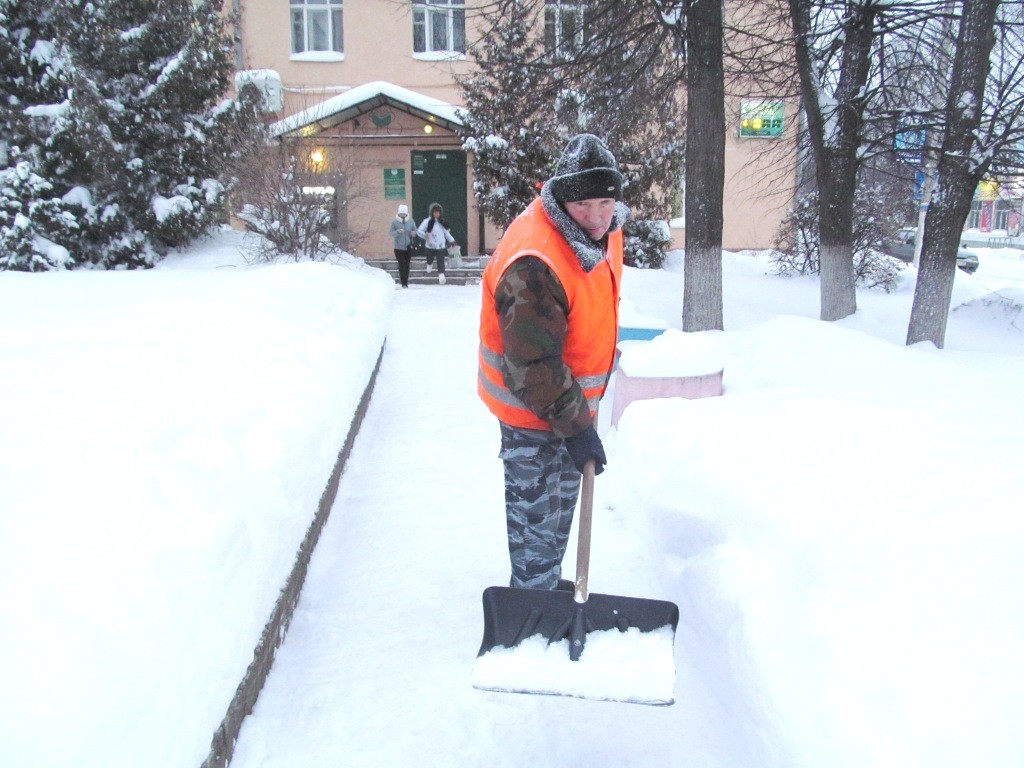 Участок дворника Юрия Субботина  самый видный - центр города. Раннее утро, а он уже на рабочем месте, чистит тротуары от снега. И  так уже третий год.