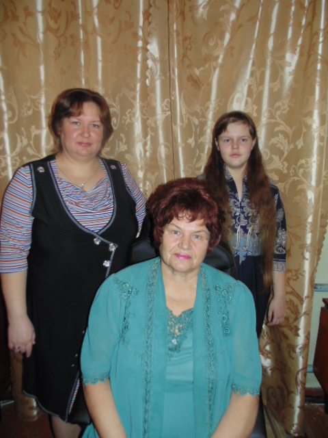 Кристина Шалагина с мамой и бабушкой:  узнать родословную помогли семейные фотографии.
