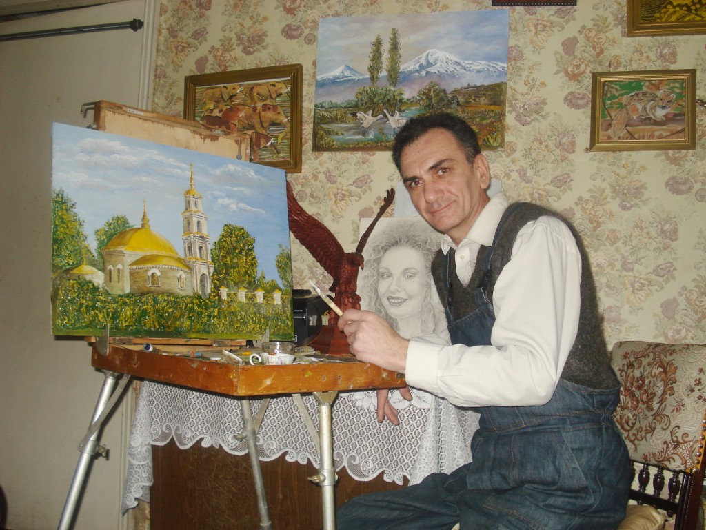Самвел Петросян среди своих живописных  и объёмных художественных работ.