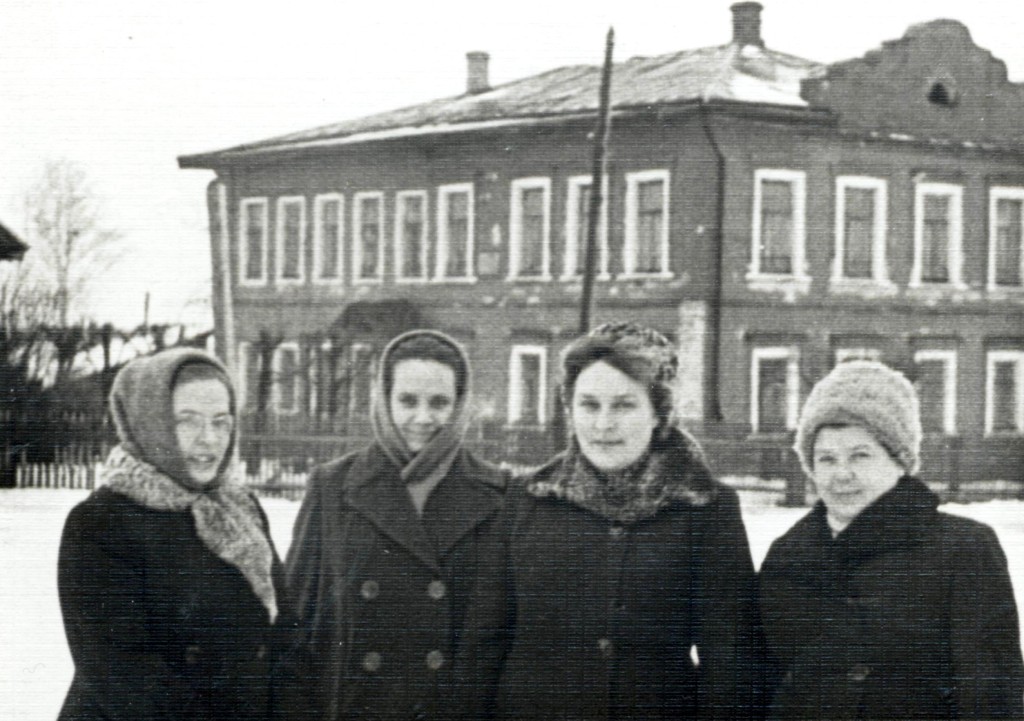 На фоне старого здания школы Л.П. Кашищцына, В.И. Муратова, С.М. Осокина, Н.Я. Бушуева.