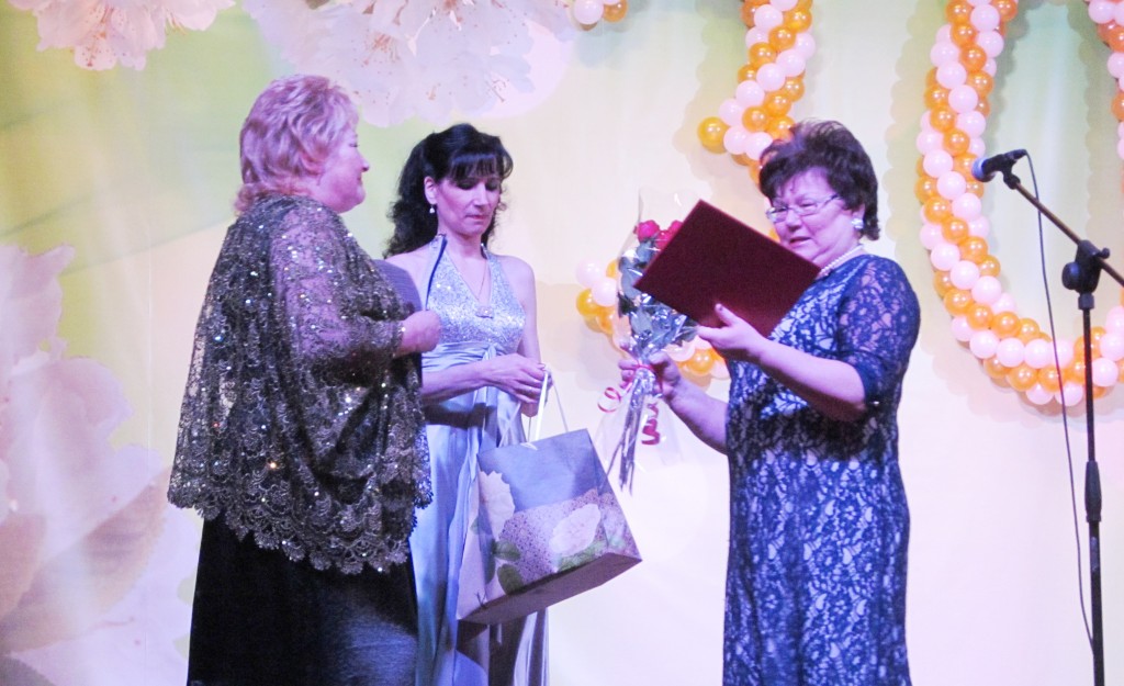 Директор РДК «Лидер» Светлана Власова принимает поздравления и подарки от главы районного Совета Галины Смирновой.