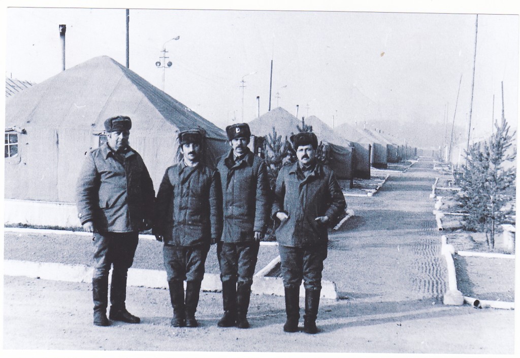 Апрес Рубенович  Назинян  (второй слева) со своими товарищами - ликвидаторами из разных союзных республик в расположении своей части.