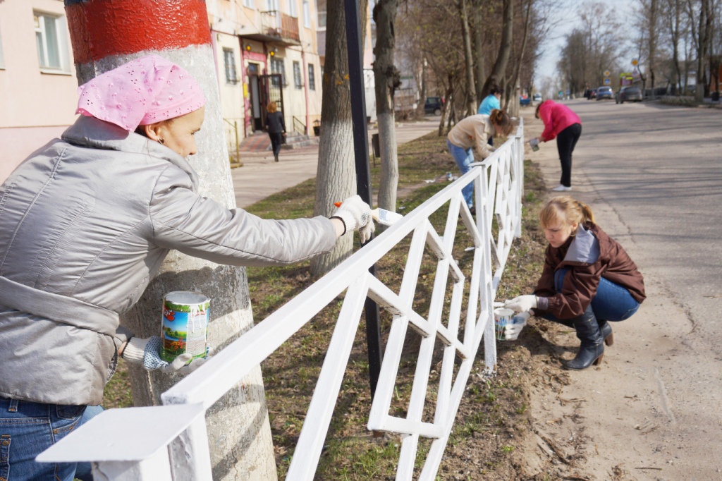 Не забыли муниципальные служащие и про заграждения на улице Техническая - после осени и зимы те требовали покраски. Скоро обновленную ограду, как в прошлом могли наблюдать родниковцы, украсят еще и живые цветы.