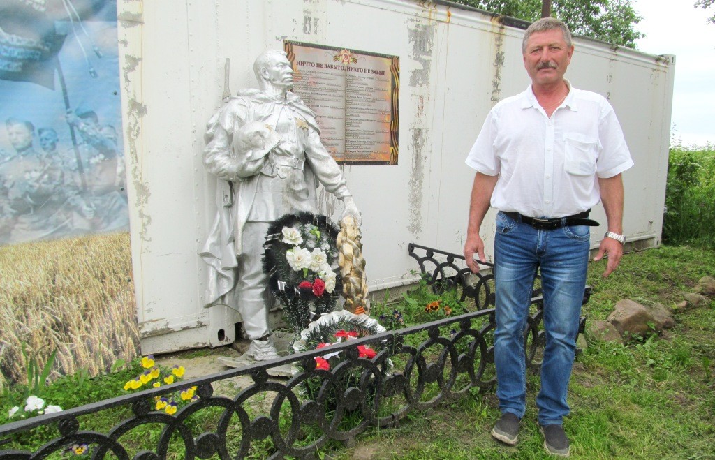 В Вязове Сергей Волков установил  памятник погибшим в Великую Отечественную войну.