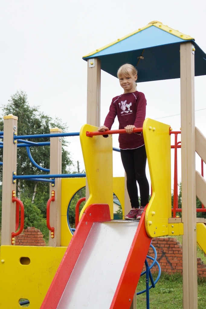 Сельские дети, также как и городские, могут играть на современных модульных площадках.