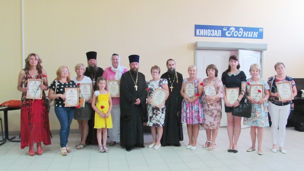 Среди участников фестиваля и наш молодой корреспондент Вероника Смирнова (на фото -  третья справа), и наши коллеги с родниковского телевидения.