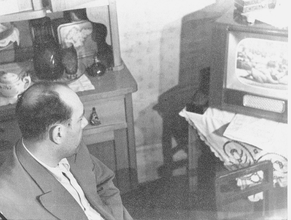 Маленький чёрно-белый телевизор Кротковых приходила смотреть вся округа.