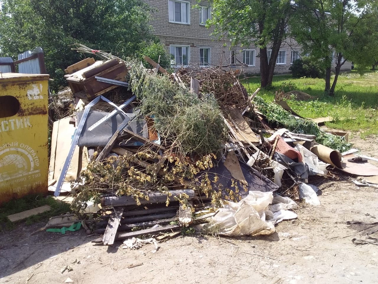 Мусор вывозят, но меньше его не становится | 14.08.2023 | Новости Родников  - БезФормата